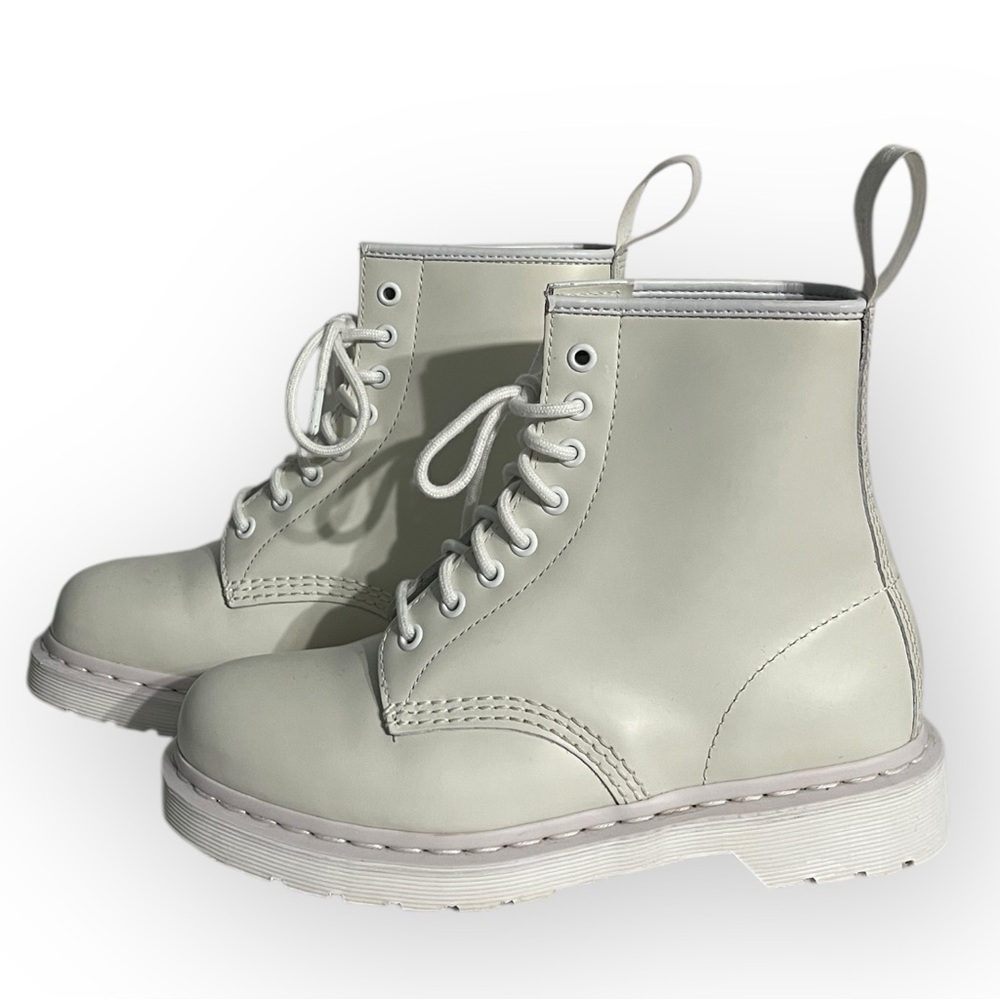 Dr Martens 1460 White Smooth Leather Lace up Boots, EU 39, US 8. Doc combat docs